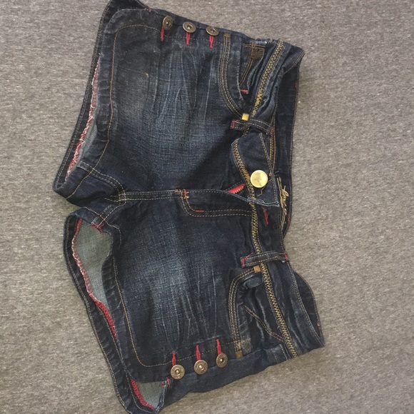 Short shorts - Picture 1 of 3